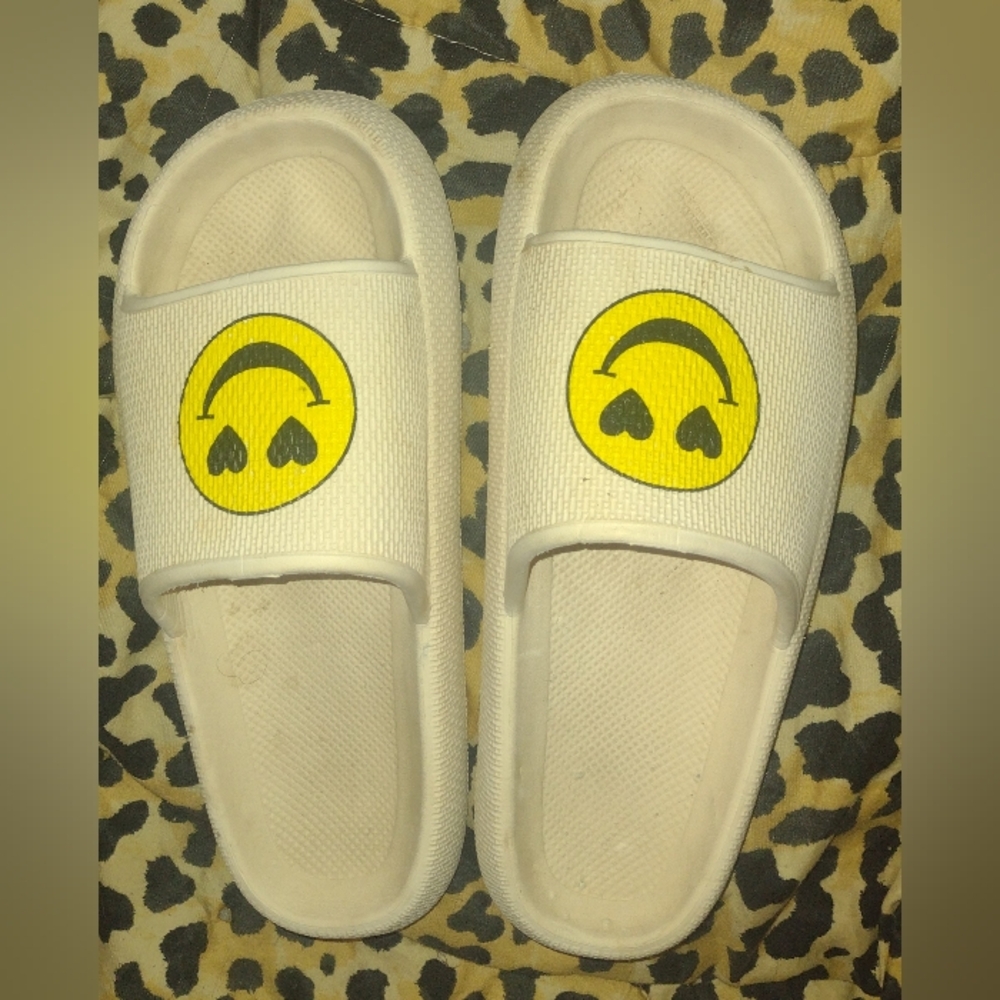 Womens Bobbie Brooks Smiley Face/Heart Slides Unisex Off White Size 7/8 M